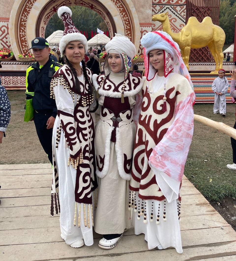ӨЗГӨЧӨ ЭТНОМОДА : ЖЕТИ ДУБАН — БИР МУРАС