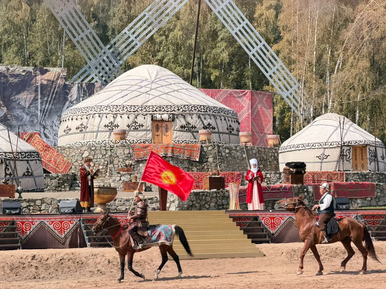 КЫРЧЫНДА КӨЧМӨН РУХУ ЖАНДАНУУДА: "КӨЧМӨНДӨР ААЛАМЫ" ЭТНО-ШААРЧАСЫ КОНОКТОРДУ КҮТӨТ