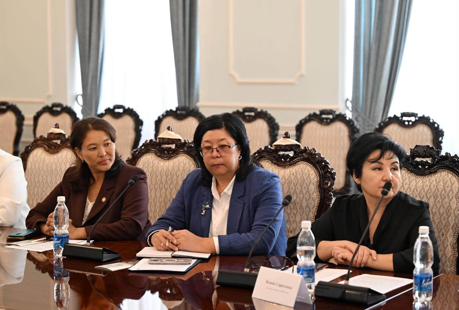 ЭЛЕТТЕГИ АЯЛДАРДЫН ЭЛ АРАЛЫК КҮНҮ: ЖОГОРКУ КЕҢЕШТЕ ДИАЛОГ ӨТТҮ