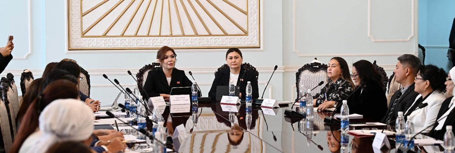 ЭЛЕТТЕГИ АЯЛДАРДЫН ЭЛ АРАЛЫК КҮНҮ: ЖОГОРКУ КЕҢЕШТЕ ДИАЛОГ ӨТТҮ