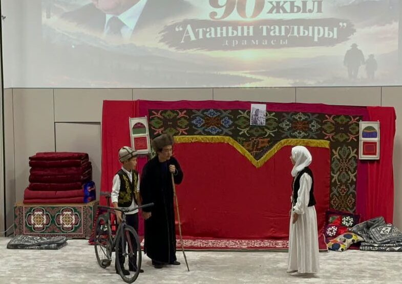 БИШКЕК: № 71 МЕКТЕПТЕ ЗАЛКАР ДРАМАТУРГ БЕКСУЛТАН ЖАКИЕВДИН 90 ЖЫЛДЫГЫ БЕЛГИЛЕНДИ