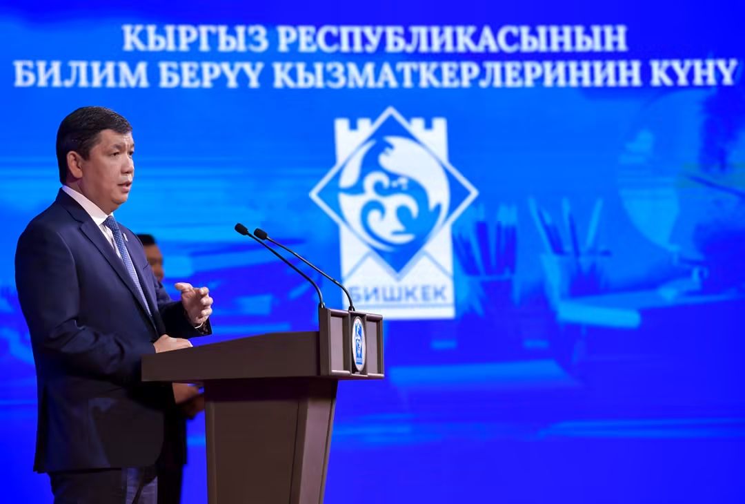 Батир, унаалар, акчалай сертификаттар: Бишкекте мугалимдер күнү белгиленди