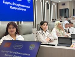 МЕКТЕП ОКУУЧУЛАРЫ ЖОГОРКУ КЕҢЕШКЕ САЯКАТ ЖАСАШТЫ