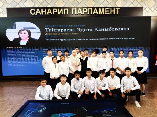 МЕКТЕП ОКУУЧУЛАРЫ ЖОГОРКУ КЕҢЕШКЕ САЯКАТ ЖАСАШТЫ
