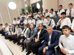 МЕКТЕП ОКУУЧУЛАРЫ ЖОГОРКУ КЕҢЕШКЕ САЯКАТ ЖАСАШТЫ