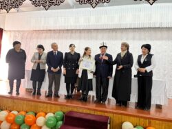 Жайыл районунун алдыңкы агартуу ишмерлери алтын саат, медаль, грамота менен сыйланды