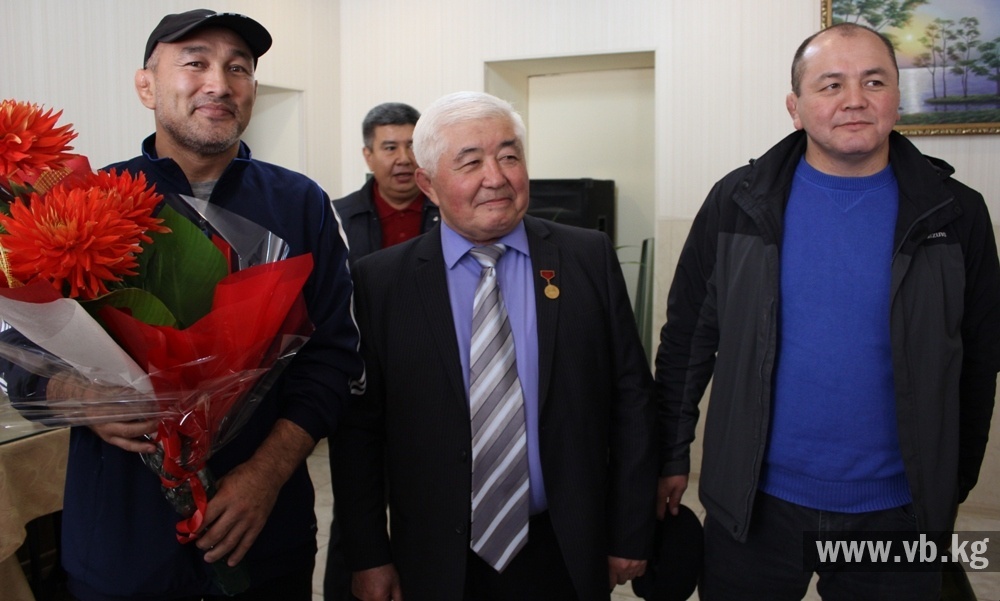 КҮРӨШ ЛЕГЕНДАСЫ,  ЗАЛКАР УСТАТ ЖЕҢИШ ДӨҢБАЕВ АККА МОЮН СУНДУ